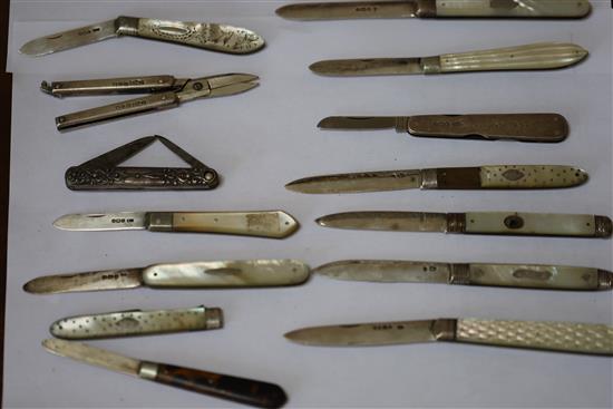 A collection of twenty four assorted 19th century and later silver pocket or fruit knives and a pair of scissors.